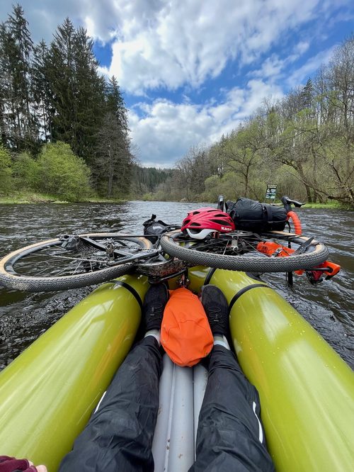 Rower przewożony na packraftcie — bikerafting w praktyce