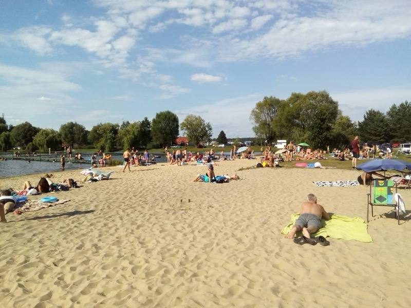 Plażowicze nad Stawem w Brzezinach